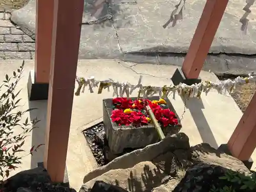 差出磯大嶽山神社 仕事と健康と厄よけの神さまの手水舎