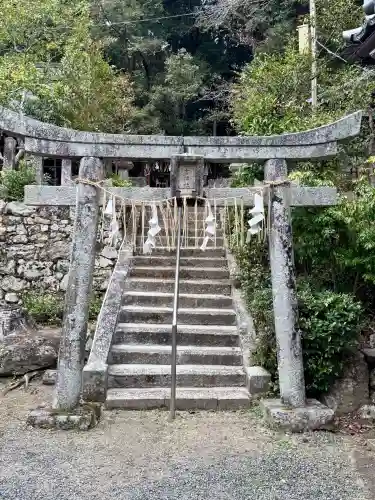 石座神社の{uncategorized: "未分類", other: "その他", undefined: "問題あり", building: "その他建物", grave: "お墓", sacred_gate: "鳥居", guardian: "狛犬", statue: "像", buddha: "仏像", history: "歴史", nature: "自然", garden: "庭園", animal: "動物", pagoda: "塔", temizu: "手水舎", mountain_gate: "山門・神門", sanctuary: "本殿・本堂", subordinate: "末社・摂社", art: "芸術", scenery: "景色", jizo: "地蔵", ema: "絵馬", goshuin: "御朱印", omikuji: "おみくじ", items: "授与品その他", amulet: "お守り", goshuincho: "御朱印帳", eats: "食事", festival: "お祭り", votive_dance: "神楽", shichigosan: "七五三参", wedding: "結婚式", experience: "体験その他", initially: "初詣", around: "周辺", anti_infection: "感染症対策"}
