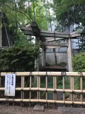 三囲神社の鳥居