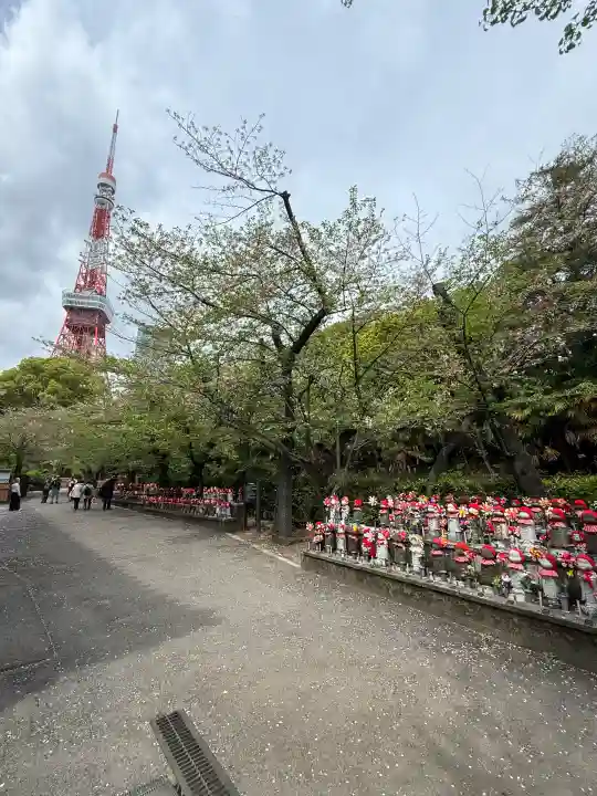 増上寺の{uncategorized: "未分類", other: "その他", undefined: "問題あり", building: "その他建物", grave: "お墓", sacred_gate: "鳥居", guardian: "狛犬", statue: "像", buddha: "仏像", history: "歴史", nature: "自然", garden: "庭園", animal: "動物", pagoda: "塔", temizu: "手水舎", mountain_gate: "山門・神門", sanctuary: "本殿・本堂", subordinate: "末社・摂社", art: "芸術", scenery: "景色", jizo: "地蔵", ema: "絵馬", goshuin: "御朱印", omikuji: "おみくじ", items: "授与品その他", amulet: "お守り", goshuincho: "御朱印帳", eats: "食事", festival: "お祭り", votive_dance: "神楽", shichigosan: "七五三参", wedding: "結婚式", experience: "体験その他", initially: "初詣", around: "周辺", anti_infection: "感染症対策"}