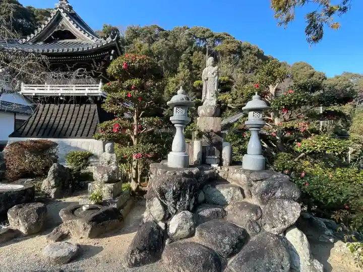 浄眼寺の{uncategorized: "未分類", other: "その他", undefined: "問題あり", building: "その他建物", grave: "お墓", sacred_gate: "鳥居", guardian: "狛犬", statue: "像", buddha: "仏像", history: "歴史", nature: "自然", garden: "庭園", animal: "動物", pagoda: "塔", temizu: "手水舎", mountain_gate: "山門・神門", sanctuary: "本殿・本堂", subordinate: "末社・摂社", art: "芸術", scenery: "景色", jizo: "地蔵", ema: "絵馬", goshuin: "御朱印", omikuji: "おみくじ", items: "授与品その他", amulet: "お守り", goshuincho: "御朱印帳", eats: "食事", festival: "お祭り", votive_dance: "神楽", shichigosan: "七五三参", wedding: "結婚式", experience: "体験その他", initially: "初詣", around: "周辺", anti_infection: "感染症対策"}
