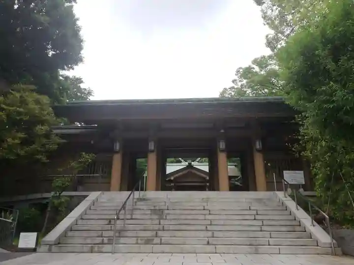 東郷神社の山門・神門