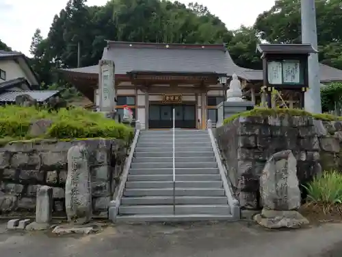 治陸寺の本殿・本堂