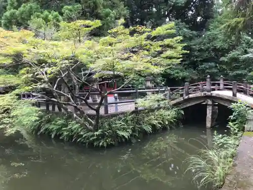 闘鶏神社の庭園