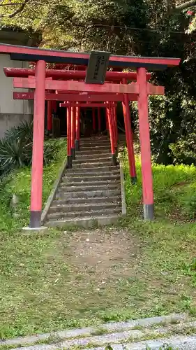 紅石稲荷神社の{uncategorized: "未分類", other: "その他", undefined: "問題あり", building: "その他建物", grave: "お墓", sacred_gate: "鳥居", guardian: "狛犬", statue: "像", buddha: "仏像", history: "歴史", nature: "自然", garden: "庭園", animal: "動物", pagoda: "塔", temizu: "手水舎", mountain_gate: "山門・神門", sanctuary: "本殿・本堂", subordinate: "末社・摂社", art: "芸術", scenery: "景色", jizo: "地蔵", ema: "絵馬", goshuin: "御朱印", omikuji: "おみくじ", items: "授与品その他", amulet: "お守り", goshuincho: "御朱印帳", eats: "食事", festival: "お祭り", votive_dance: "神楽", shichigosan: "七五三参", wedding: "結婚式", experience: "体験その他", initially: "初詣", around: "周辺", anti_infection: "感染症対策"}