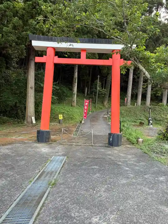 伊勢神社の{uncategorized: "未分類", other: "その他", undefined: "問題あり", building: "その他建物", grave: "お墓", sacred_gate: "鳥居", guardian: "狛犬", statue: "像", buddha: "仏像", history: "歴史", nature: "自然", garden: "庭園", animal: "動物", pagoda: "塔", temizu: "手水舎", mountain_gate: "山門・神門", sanctuary: "本殿・本堂", subordinate: "末社・摂社", art: "芸術", scenery: "景色", jizo: "地蔵", ema: "絵馬", goshuin: "御朱印", omikuji: "おみくじ", items: "授与品その他", amulet: "お守り", goshuincho: "御朱印帳", eats: "食事", festival: "お祭り", votive_dance: "神楽", shichigosan: "七五三参", wedding: "結婚式", experience: "体験その他", initially: "初詣", around: "周辺", anti_infection: "感染症対策"}