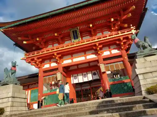 伏見稲荷大社の山門・神門