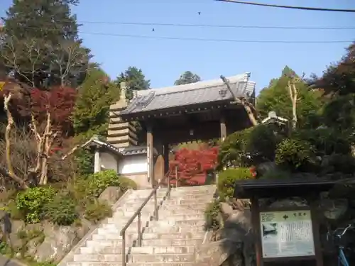 覚園寺の山門