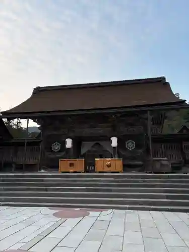 出雲大社の{uncategorized: "未分類", other: "その他", undefined: "問題あり", building: "その他建物", grave: "お墓", sacred_gate: "鳥居", guardian: "狛犬", statue: "像", buddha: "仏像", history: "歴史", nature: "自然", garden: "庭園", animal: "動物", pagoda: "塔", temizu: "手水舎", mountain_gate: "山門・神門", sanctuary: "本殿・本堂", subordinate: "末社・摂社", art: "芸術", scenery: "景色", jizo: "地蔵", ema: "絵馬", goshuin: "御朱印", omikuji: "おみくじ", items: "授与品その他", amulet: "お守り", goshuincho: "御朱印帳", eats: "食事", festival: "お祭り", votive_dance: "神楽", shichigosan: "七五三参", wedding: "結婚式", experience: "体験その他", initially: "初詣", around: "周辺", anti_infection: "感染症対策"}