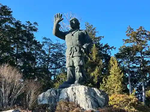 三峯神社の像