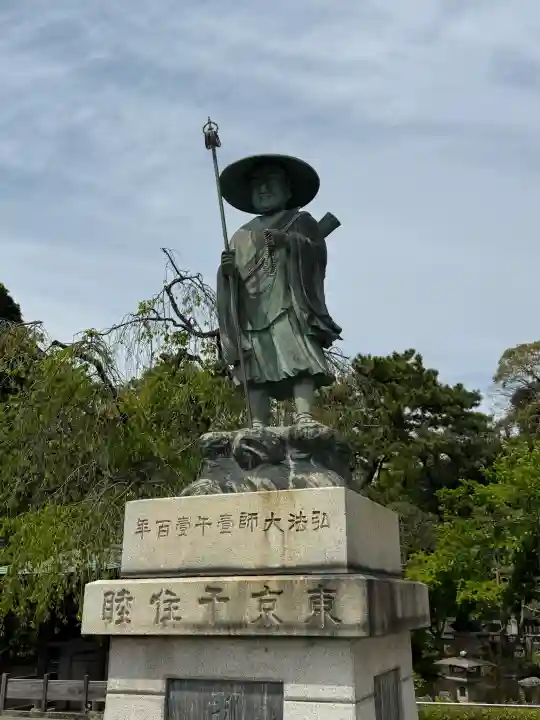 西新井大師総持寺の{uncategorized: "未分類", other: "その他", undefined: "問題あり", building: "その他建物", grave: "お墓", sacred_gate: "鳥居", guardian: "狛犬", statue: "像", buddha: "仏像", history: "歴史", nature: "自然", garden: "庭園", animal: "動物", pagoda: "塔", temizu: "手水舎", mountain_gate: "山門・神門", sanctuary: "本殿・本堂", subordinate: "末社・摂社", art: "芸術", scenery: "景色", jizo: "地蔵", ema: "絵馬", goshuin: "御朱印", omikuji: "おみくじ", items: "授与品その他", amulet: "お守り", goshuincho: "御朱印帳", eats: "食事", festival: "お祭り", votive_dance: "神楽", shichigosan: "七五三参", wedding: "結婚式", experience: "体験その他", initially: "初詣", around: "周辺", anti_infection: "感染症対策"}