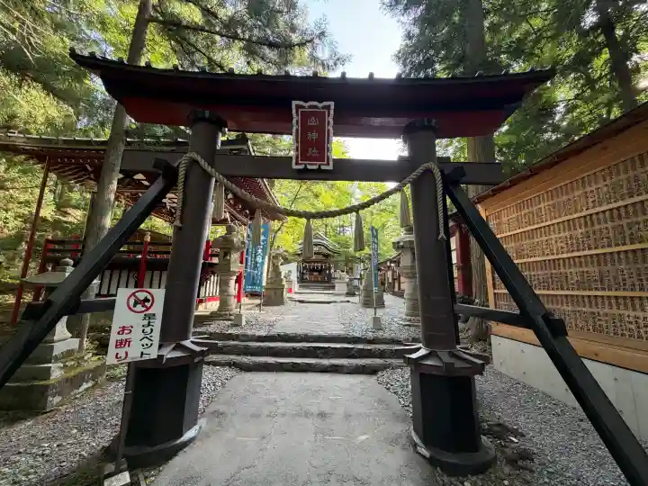 新屋山神社の{uncategorized: "未分類", other: "その他", undefined: "問題あり", building: "その他建物", grave: "お墓", sacred_gate: "鳥居", guardian: "狛犬", statue: "像", buddha: "仏像", history: "歴史", nature: "自然", garden: "庭園", animal: "動物", pagoda: "塔", temizu: "手水舎", mountain_gate: "山門・神門", sanctuary: "本殿・本堂", subordinate: "末社・摂社", art: "芸術", scenery: "景色", jizo: "地蔵", ema: "絵馬", goshuin: "御朱印", omikuji: "おみくじ", items: "授与品その他", amulet: "お守り", goshuincho: "御朱印帳", eats: "食事", festival: "お祭り", votive_dance: "神楽", shichigosan: "七五三参", wedding: "結婚式", experience: "体験その他", initially: "初詣", around: "周辺", anti_infection: "感染症対策"}