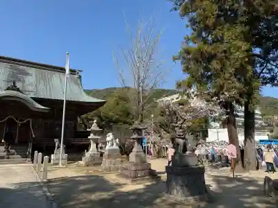 與止日女神社の{uncategorized: "未分類", other: "その他", undefined: "問題あり", building: "その他建物", grave: "お墓", sacred_gate: "鳥居", guardian: "狛犬", statue: "像", buddha: "仏像", history: "歴史", nature: "自然", garden: "庭園", animal: "動物", pagoda: "塔", temizu: "手水舎", mountain_gate: "山門・神門", sanctuary: "本殿・本堂", subordinate: "末社・摂社", art: "芸術", scenery: "景色", jizo: "地蔵", ema: "絵馬", goshuin: "御朱印", omikuji: "おみくじ", items: "授与品その他", amulet: "お守り", goshuincho: "御朱印帳", eats: "食事", festival: "お祭り", votive_dance: "神楽", shichigosan: "七五三参", wedding: "結婚式", experience: "体験その他", initially: "初詣", around: "周辺", anti_infection: "感染症対策"}