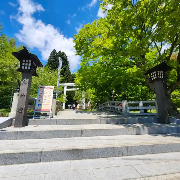 土津神社|こどもと出世の神さまの{uncategorized: "未分類", other: "その他", undefined: "問題あり", building: "その他建物", grave: "お墓", sacred_gate: "鳥居", guardian: "狛犬", statue: "像", buddha: "仏像", history: "歴史", nature: "自然", garden: "庭園", animal: "動物", pagoda: "塔", temizu: "手水舎", mountain_gate: "山門・神門", sanctuary: "本殿・本堂", subordinate: "末社・摂社", art: "芸術", scenery: "景色", jizo: "地蔵", ema: "絵馬", goshuin: "御朱印", omikuji: "おみくじ", items: "授与品その他", amulet: "お守り", goshuincho: "御朱印帳", eats: "食事", festival: "お祭り", votive_dance: "神楽", shichigosan: "七五三参", wedding: "結婚式", experience: "体験その他", initially: "初詣", around: "周辺", anti_infection: "感染症対策"}