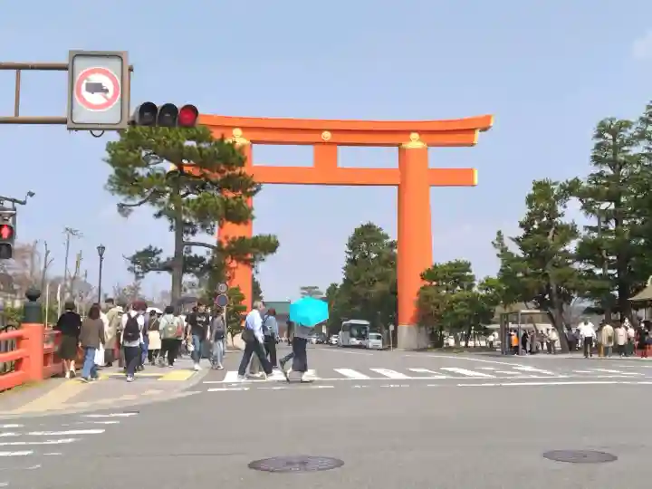 平安神宮の{uncategorized: "未分類", other: "その他", undefined: "問題あり", building: "その他建物", grave: "お墓", sacred_gate: "鳥居", guardian: "狛犬", statue: "像", buddha: "仏像", history: "歴史", nature: "自然", garden: "庭園", animal: "動物", pagoda: "塔", temizu: "手水舎", mountain_gate: "山門・神門", sanctuary: "本殿・本堂", subordinate: "末社・摂社", art: "芸術", scenery: "景色", jizo: "地蔵", ema: "絵馬", goshuin: "御朱印", omikuji: "おみくじ", items: "授与品その他", amulet: "お守り", goshuincho: "御朱印帳", eats: "食事", festival: "お祭り", votive_dance: "神楽", shichigosan: "七五三参", wedding: "結婚式", experience: "体験その他", initially: "初詣", around: "周辺", anti_infection: "感染症対策"}