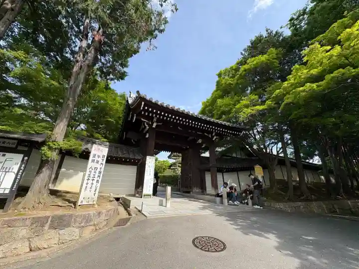 東福禅寺(東福寺)の{uncategorized: "未分類", other: "その他", undefined: "問題あり", building: "その他建物", grave: "お墓", sacred_gate: "鳥居", guardian: "狛犬", statue: "像", buddha: "仏像", history: "歴史", nature: "自然", garden: "庭園", animal: "動物", pagoda: "塔", temizu: "手水舎", mountain_gate: "山門・神門", sanctuary: "本殿・本堂", subordinate: "末社・摂社", art: "芸術", scenery: "景色", jizo: "地蔵", ema: "絵馬", goshuin: "御朱印", omikuji: "おみくじ", items: "授与品その他", amulet: "お守り", goshuincho: "御朱印帳", eats: "食事", festival: "お祭り", votive_dance: "神楽", shichigosan: "七五三参", wedding: "結婚式", experience: "体験その他", initially: "初詣", around: "周辺", anti_infection: "感染症対策"}