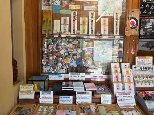 舘山寺の{uncategorized: "未分類", other: "その他", undefined: "問題あり", building: "その他建物", grave: "お墓", sacred_gate: "鳥居", guardian: "狛犬", statue: "像", buddha: "仏像", history: "歴史", nature: "自然", garden: "庭園", animal: "動物", pagoda: "塔", temizu: "手水舎", mountain_gate: "山門・神門", sanctuary: "本殿・本堂", subordinate: "末社・摂社", art: "芸術", scenery: "景色", jizo: "地蔵", ema: "絵馬", goshuin: "御朱印", omikuji: "おみくじ", items: "授与品その他", amulet: "お守り", goshuincho: "御朱印帳", eats: "食事", festival: "お祭り", votive_dance: "神楽", shichigosan: "七五三参", wedding: "結婚式", experience: "体験その他", initially: "初詣", around: "周辺", anti_infection: "感染症対策"}