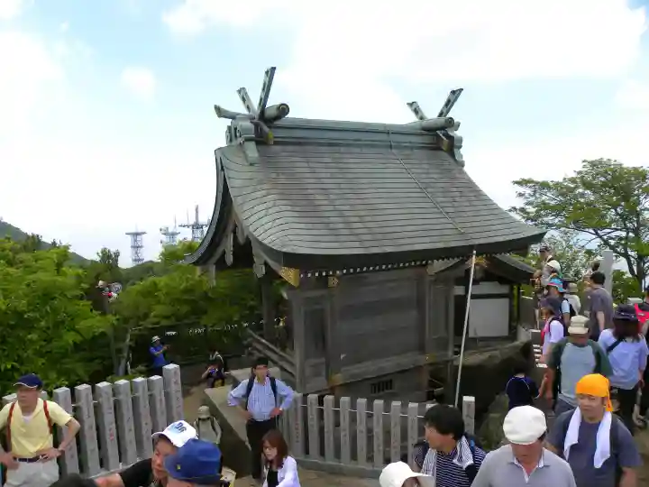 筑波山神社 女体山御本殿の{uncategorized: "未分類", other: "その他", undefined: "問題あり", building: "その他建物", grave: "お墓", sacred_gate: "鳥居", guardian: "狛犬", statue: "像", buddha: "仏像", history: "歴史", nature: "自然", garden: "庭園", animal: "動物", pagoda: "塔", temizu: "手水舎", mountain_gate: "山門・神門", sanctuary: "本殿・本堂", subordinate: "末社・摂社", art: "芸術", scenery: "景色", jizo: "地蔵", ema: "絵馬", goshuin: "御朱印", omikuji: "おみくじ", items: "授与品その他", amulet: "お守り", goshuincho: "御朱印帳", eats: "食事", festival: "お祭り", votive_dance: "神楽", shichigosan: "七五三参", wedding: "結婚式", experience: "体験その他", initially: "初詣", around: "周辺", anti_infection: "感染症対策"}
