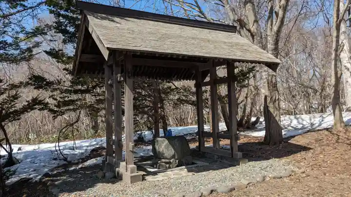 旧信濃神社の手水舎