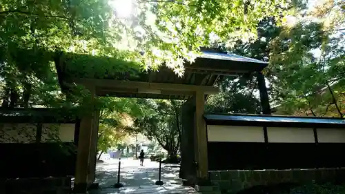 乙寳寺の山門・神門