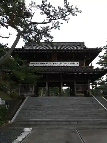 誕生寺の山門・神門