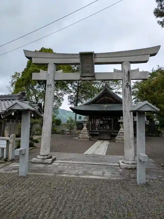 佐土神社の{uncategorized: "未分類", other: "その他", undefined: "問題あり", building: "その他建物", grave: "お墓", sacred_gate: "鳥居", guardian: "狛犬", statue: "像", buddha: "仏像", history: "歴史", nature: "自然", garden: "庭園", animal: "動物", pagoda: "塔", temizu: "手水舎", mountain_gate: "山門・神門", sanctuary: "本殿・本堂", subordinate: "末社・摂社", art: "芸術", scenery: "景色", jizo: "地蔵", ema: "絵馬", goshuin: "御朱印", omikuji: "おみくじ", items: "授与品その他", amulet: "お守り", goshuincho: "御朱印帳", eats: "食事", festival: "お祭り", votive_dance: "神楽", shichigosan: "七五三参", wedding: "結婚式", experience: "体験その他", initially: "初詣", around: "周辺", anti_infection: "感染症対策"}