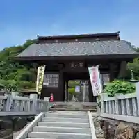 埼玉厄除け開運大師・龍泉寺(切り絵御朱印発祥の寺)の山門・神門