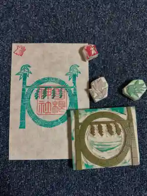 消しゴムハンコを押しています^_^