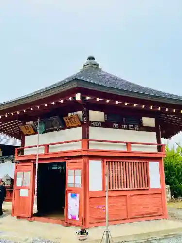 明智寺の{uncategorized: "未分類", other: "その他", undefined: "問題あり", building: "その他建物", grave: "お墓", sacred_gate: "鳥居", guardian: "狛犬", statue: "像", buddha: "仏像", history: "歴史", nature: "自然", garden: "庭園", animal: "動物", pagoda: "塔", temizu: "手水舎", mountain_gate: "山門・神門", sanctuary: "本殿・本堂", subordinate: "末社・摂社", art: "芸術", scenery: "景色", jizo: "地蔵", ema: "絵馬", goshuin: "御朱印", omikuji: "おみくじ", items: "授与品その他", amulet: "お守り", goshuincho: "御朱印帳", eats: "食事", festival: "お祭り", votive_dance: "神楽", shichigosan: "七五三参", wedding: "結婚式", experience: "体験その他", initially: "初詣", around: "周辺", anti_infection: "感染症対策"}