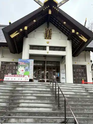 手稲神社の{uncategorized: "未分類", other: "その他", undefined: "問題あり", building: "その他建物", grave: "お墓", sacred_gate: "鳥居", guardian: "狛犬", statue: "像", buddha: "仏像", history: "歴史", nature: "自然", garden: "庭園", animal: "動物", pagoda: "塔", temizu: "手水舎", mountain_gate: "山門・神門", sanctuary: "本殿・本堂", subordinate: "末社・摂社", art: "芸術", scenery: "景色", jizo: "地蔵", ema: "絵馬", goshuin: "御朱印", omikuji: "おみくじ", items: "授与品その他", amulet: "お守り", goshuincho: "御朱印帳", eats: "食事", festival: "お祭り", votive_dance: "神楽", shichigosan: "七五三参", wedding: "結婚式", experience: "体験その他", initially: "初詣", around: "周辺", anti_infection: "感染症対策"}