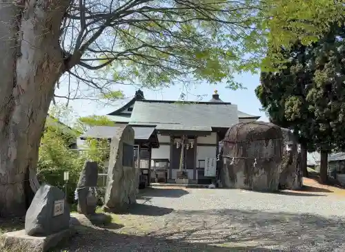 三ツ石神社の{uncategorized: "未分類", other: "その他", undefined: "問題あり", building: "その他建物", grave: "お墓", sacred_gate: "鳥居", guardian: "狛犬", statue: "像", buddha: "仏像", history: "歴史", nature: "自然", garden: "庭園", animal: "動物", pagoda: "塔", temizu: "手水舎", mountain_gate: "山門・神門", sanctuary: "本殿・本堂", subordinate: "末社・摂社", art: "芸術", scenery: "景色", jizo: "地蔵", ema: "絵馬", goshuin: "御朱印", omikuji: "おみくじ", items: "授与品その他", amulet: "お守り", goshuincho: "御朱印帳", eats: "食事", festival: "お祭り", votive_dance: "神楽", shichigosan: "七五三参", wedding: "結婚式", experience: "体験その他", initially: "初詣", around: "周辺", anti_infection: "感染症対策"}