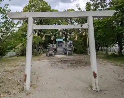神明社（東お宮）の{uncategorized: "未分類", other: "その他", undefined: "問題あり", building: "その他建物", grave: "お墓", sacred_gate: "鳥居", guardian: "狛犬", statue: "像", buddha: "仏像", history: "歴史", nature: "自然", garden: "庭園", animal: "動物", pagoda: "塔", temizu: "手水舎", mountain_gate: "山門・神門", sanctuary: "本殿・本堂", subordinate: "末社・摂社", art: "芸術", scenery: "景色", jizo: "地蔵", ema: "絵馬", goshuin: "御朱印", omikuji: "おみくじ", items: "授与品その他", amulet: "お守り", goshuincho: "御朱印帳", eats: "食事", festival: "お祭り", votive_dance: "神楽", shichigosan: "七五三参", wedding: "結婚式", experience: "体験その他", initially: "初詣", around: "周辺", anti_infection: "感染症対策"}