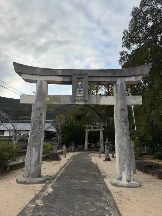 佐志八幡宮(佐志八幡神社)の{uncategorized: "未分類", other: "その他", undefined: "問題あり", building: "その他建物", grave: "お墓", sacred_gate: "鳥居", guardian: "狛犬", statue: "像", buddha: "仏像", history: "歴史", nature: "自然", garden: "庭園", animal: "動物", pagoda: "塔", temizu: "手水舎", mountain_gate: "山門・神門", sanctuary: "本殿・本堂", subordinate: "末社・摂社", art: "芸術", scenery: "景色", jizo: "地蔵", ema: "絵馬", goshuin: "御朱印", omikuji: "おみくじ", items: "授与品その他", amulet: "お守り", goshuincho: "御朱印帳", eats: "食事", festival: "お祭り", votive_dance: "神楽", shichigosan: "七五三参", wedding: "結婚式", experience: "体験その他", initially: "初詣", around: "周辺", anti_infection: "感染症対策"}