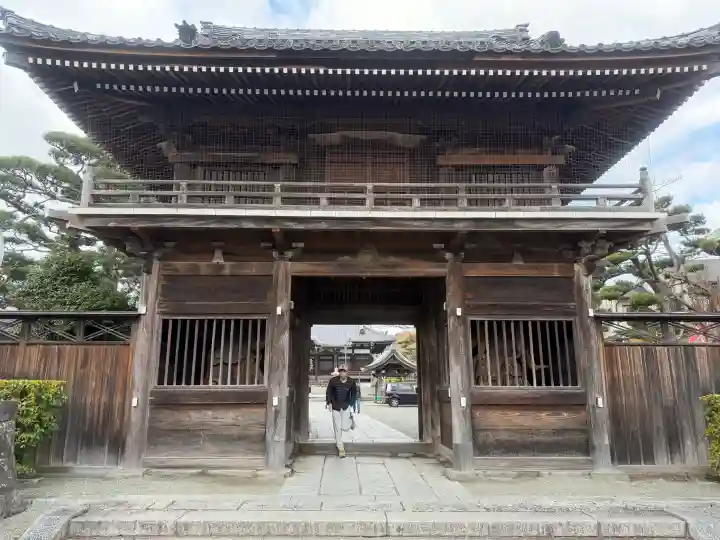 本覚寺の{uncategorized: "未分類", other: "その他", undefined: "問題あり", building: "その他建物", grave: "お墓", sacred_gate: "鳥居", guardian: "狛犬", statue: "像", buddha: "仏像", history: "歴史", nature: "自然", garden: "庭園", animal: "動物", pagoda: "塔", temizu: "手水舎", mountain_gate: "山門・神門", sanctuary: "本殿・本堂", subordinate: "末社・摂社", art: "芸術", scenery: "景色", jizo: "地蔵", ema: "絵馬", goshuin: "御朱印", omikuji: "おみくじ", items: "授与品その他", amulet: "お守り", goshuincho: "御朱印帳", eats: "食事", festival: "お祭り", votive_dance: "神楽", shichigosan: "七五三参", wedding: "結婚式", experience: "体験その他", initially: "初詣", around: "周辺", anti_infection: "感染症対策"}