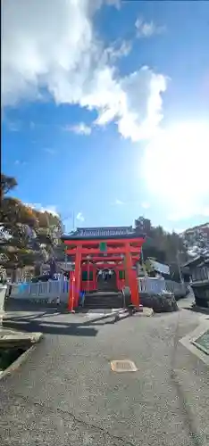 伊豫稲荷神社の{uncategorized: "未分類", other: "その他", undefined: "問題あり", building: "その他建物", grave: "お墓", sacred_gate: "鳥居", guardian: "狛犬", statue: "像", buddha: "仏像", history: "歴史", nature: "自然", garden: "庭園", animal: "動物", pagoda: "塔", temizu: "手水舎", mountain_gate: "山門・神門", sanctuary: "本殿・本堂", subordinate: "末社・摂社", art: "芸術", scenery: "景色", jizo: "地蔵", ema: "絵馬", goshuin: "御朱印", omikuji: "おみくじ", items: "授与品その他", amulet: "お守り", goshuincho: "御朱印帳", eats: "食事", festival: "お祭り", votive_dance: "神楽", shichigosan: "七五三参", wedding: "結婚式", experience: "体験その他", initially: "初詣", around: "周辺", anti_infection: "感染症対策"}