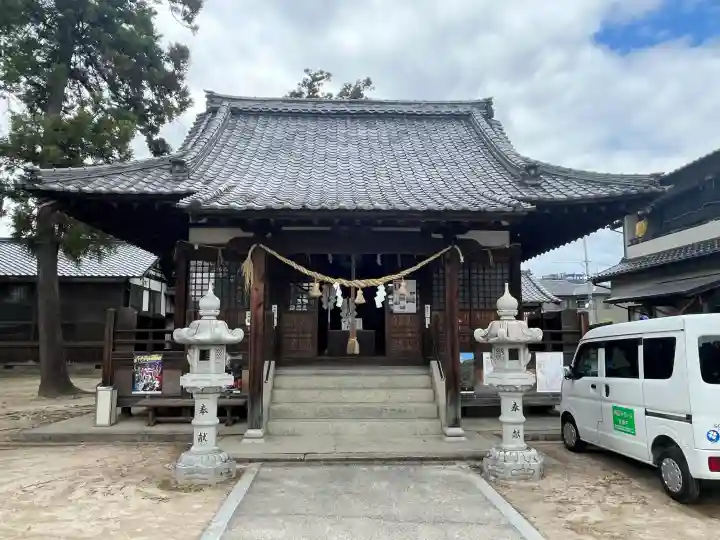 長束神社の{uncategorized: "未分類", other: "その他", undefined: "問題あり", building: "その他建物", grave: "お墓", sacred_gate: "鳥居", guardian: "狛犬", statue: "像", buddha: "仏像", history: "歴史", nature: "自然", garden: "庭園", animal: "動物", pagoda: "塔", temizu: "手水舎", mountain_gate: "山門・神門", sanctuary: "本殿・本堂", subordinate: "末社・摂社", art: "芸術", scenery: "景色", jizo: "地蔵", ema: "絵馬", goshuin: "御朱印", omikuji: "おみくじ", items: "授与品その他", amulet: "お守り", goshuincho: "御朱印帳", eats: "食事", festival: "お祭り", votive_dance: "神楽", shichigosan: "七五三参", wedding: "結婚式", experience: "体験その他", initially: "初詣", around: "周辺", anti_infection: "感染症対策"}