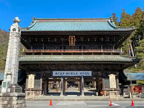 久遠寺の山門