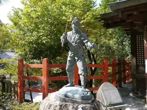 八大神社の像