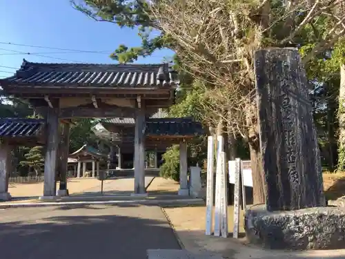 鏡忍寺の山門