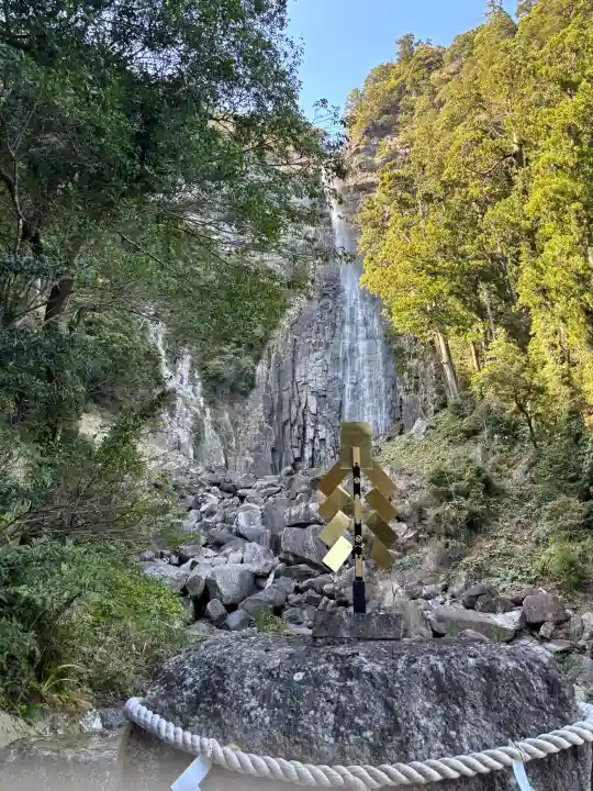 飛瀧神社(熊野那智大社別宮)の{uncategorized: "未分類", other: "その他", undefined: "問題あり", building: "その他建物", grave: "お墓", sacred_gate: "鳥居", guardian: "狛犬", statue: "像", buddha: "仏像", history: "歴史", nature: "自然", garden: "庭園", animal: "動物", pagoda: "塔", temizu: "手水舎", mountain_gate: "山門・神門", sanctuary: "本殿・本堂", subordinate: "末社・摂社", art: "芸術", scenery: "景色", jizo: "地蔵", ema: "絵馬", goshuin: "御朱印", omikuji: "おみくじ", items: "授与品その他", amulet: "お守り", goshuincho: "御朱印帳", eats: "食事", festival: "お祭り", votive_dance: "神楽", shichigosan: "七五三参", wedding: "結婚式", experience: "体験その他", initially: "初詣", around: "周辺", anti_infection: "感染症対策"}