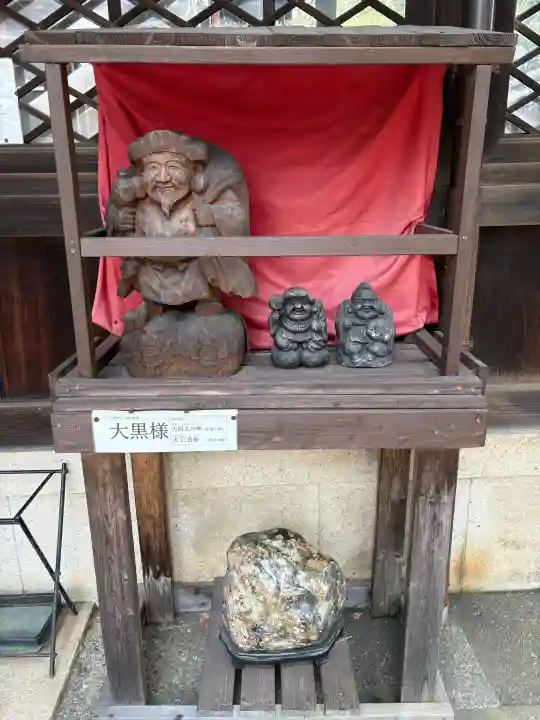 新日吉神宮の{uncategorized: "未分類", other: "その他", undefined: "問題あり", building: "その他建物", grave: "お墓", sacred_gate: "鳥居", guardian: "狛犬", statue: "像", buddha: "仏像", history: "歴史", nature: "自然", garden: "庭園", animal: "動物", pagoda: "塔", temizu: "手水舎", mountain_gate: "山門・神門", sanctuary: "本殿・本堂", subordinate: "末社・摂社", art: "芸術", scenery: "景色", jizo: "地蔵", ema: "絵馬", goshuin: "御朱印", omikuji: "おみくじ", items: "授与品その他", amulet: "お守り", goshuincho: "御朱印帳", eats: "食事", festival: "お祭り", votive_dance: "神楽", shichigosan: "七五三参", wedding: "結婚式", experience: "体験その他", initially: "初詣", around: "周辺", anti_infection: "感染症対策"}