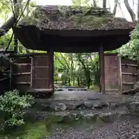 祇王寺の山門・神門