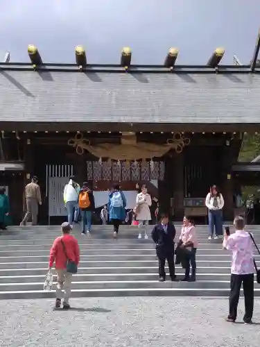北海道神宮の{uncategorized: "未分類", other: "その他", undefined: "問題あり", building: "その他建物", grave: "お墓", sacred_gate: "鳥居", guardian: "狛犬", statue: "像", buddha: "仏像", history: "歴史", nature: "自然", garden: "庭園", animal: "動物", pagoda: "塔", temizu: "手水舎", mountain_gate: "山門・神門", sanctuary: "本殿・本堂", subordinate: "末社・摂社", art: "芸術", scenery: "景色", jizo: "地蔵", ema: "絵馬", goshuin: "御朱印", omikuji: "おみくじ", items: "授与品その他", amulet: "お守り", goshuincho: "御朱印帳", eats: "食事", festival: "お祭り", votive_dance: "神楽", shichigosan: "七五三参", wedding: "結婚式", experience: "体験その他", initially: "初詣", around: "周辺", anti_infection: "感染症対策"}
