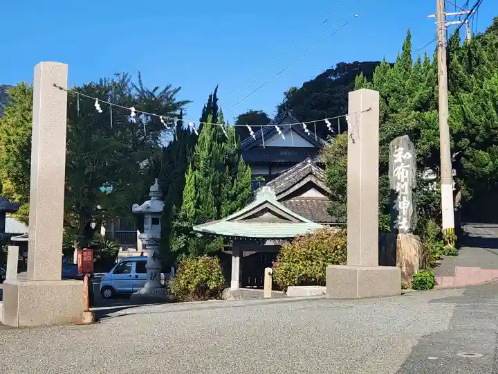 和布刈神社の{uncategorized: "未分類", other: "その他", undefined: "問題あり", building: "その他建物", grave: "お墓", sacred_gate: "鳥居", guardian: "狛犬", statue: "像", buddha: "仏像", history: "歴史", nature: "自然", garden: "庭園", animal: "動物", pagoda: "塔", temizu: "手水舎", mountain_gate: "山門・神門", sanctuary: "本殿・本堂", subordinate: "末社・摂社", art: "芸術", scenery: "景色", jizo: "地蔵", ema: "絵馬", goshuin: "御朱印", omikuji: "おみくじ", items: "授与品その他", amulet: "お守り", goshuincho: "御朱印帳", eats: "食事", festival: "お祭り", votive_dance: "神楽", shichigosan: "七五三参", wedding: "結婚式", experience: "体験その他", initially: "初詣", around: "周辺", anti_infection: "感染症対策"}