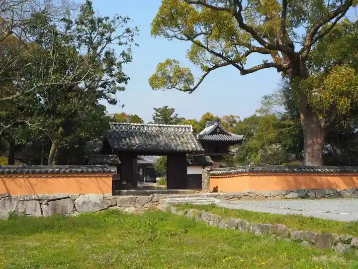 戒壇院の山門・神門