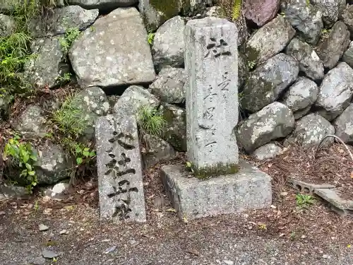 丹生川上神社（下社）の{uncategorized: "未分類", other: "その他", undefined: "問題あり", building: "その他建物", grave: "お墓", sacred_gate: "鳥居", guardian: "狛犬", statue: "像", buddha: "仏像", history: "歴史", nature: "自然", garden: "庭園", animal: "動物", pagoda: "塔", temizu: "手水舎", mountain_gate: "山門・神門", sanctuary: "本殿・本堂", subordinate: "末社・摂社", art: "芸術", scenery: "景色", jizo: "地蔵", ema: "絵馬", goshuin: "御朱印", omikuji: "おみくじ", items: "授与品その他", amulet: "お守り", goshuincho: "御朱印帳", eats: "食事", festival: "お祭り", votive_dance: "神楽", shichigosan: "七五三参", wedding: "結婚式", experience: "体験その他", initially: "初詣", around: "周辺", anti_infection: "感染症対策"}