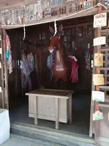 穂高神社本宮の像