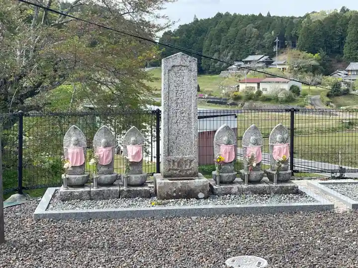 阿弥陀寺の{uncategorized: "未分類", other: "その他", undefined: "問題あり", building: "その他建物", grave: "お墓", sacred_gate: "鳥居", guardian: "狛犬", statue: "像", buddha: "仏像", history: "歴史", nature: "自然", garden: "庭園", animal: "動物", pagoda: "塔", temizu: "手水舎", mountain_gate: "山門・神門", sanctuary: "本殿・本堂", subordinate: "末社・摂社", art: "芸術", scenery: "景色", jizo: "地蔵", ema: "絵馬", goshuin: "御朱印", omikuji: "おみくじ", items: "授与品その他", amulet: "お守り", goshuincho: "御朱印帳", eats: "食事", festival: "お祭り", votive_dance: "神楽", shichigosan: "七五三参", wedding: "結婚式", experience: "体験その他", initially: "初詣", around: "周辺", anti_infection: "感染症対策"}