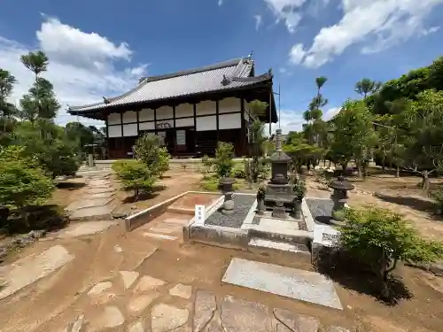 総見院の{uncategorized: "未分類", other: "その他", undefined: "問題あり", building: "その他建物", grave: "お墓", sacred_gate: "鳥居", guardian: "狛犬", statue: "像", buddha: "仏像", history: "歴史", nature: "自然", garden: "庭園", animal: "動物", pagoda: "塔", temizu: "手水舎", mountain_gate: "山門・神門", sanctuary: "本殿・本堂", subordinate: "末社・摂社", art: "芸術", scenery: "景色", jizo: "地蔵", ema: "絵馬", goshuin: "御朱印", omikuji: "おみくじ", items: "授与品その他", amulet: "お守り", goshuincho: "御朱印帳", eats: "食事", festival: "お祭り", votive_dance: "神楽", shichigosan: "七五三参", wedding: "結婚式", experience: "体験その他", initially: "初詣", around: "周辺", anti_infection: "感染症対策"}