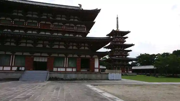 薬師寺の本殿・本堂